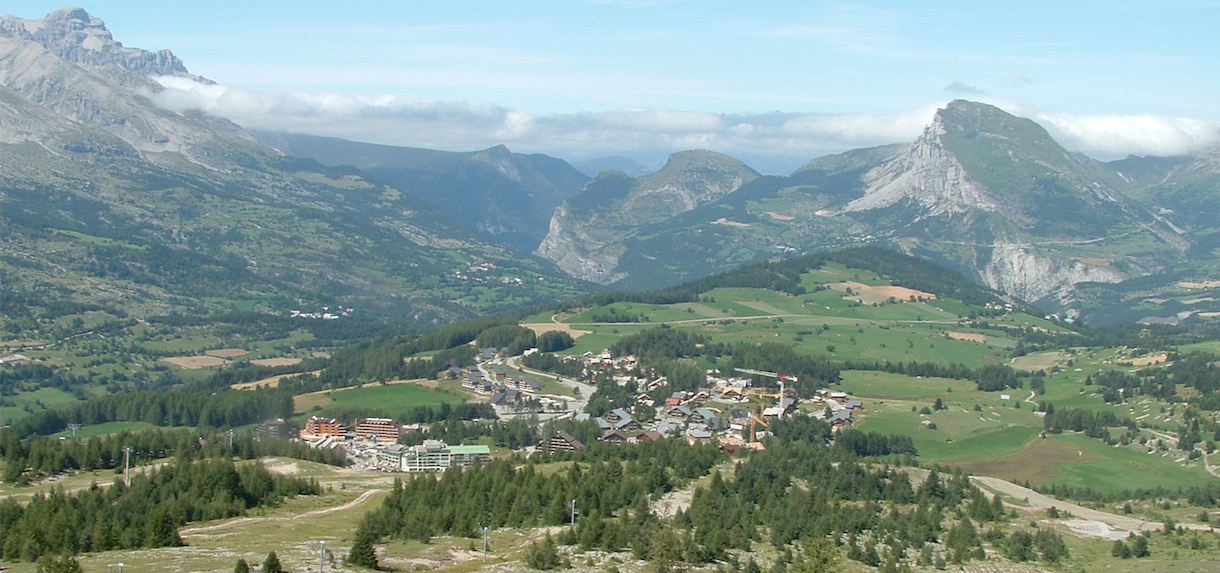 Walking down to La Joue du Loup - Alpes